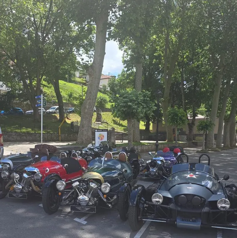 El Morgan Three Wheeler Club visita Allande y llena de historia el Parque del Toral