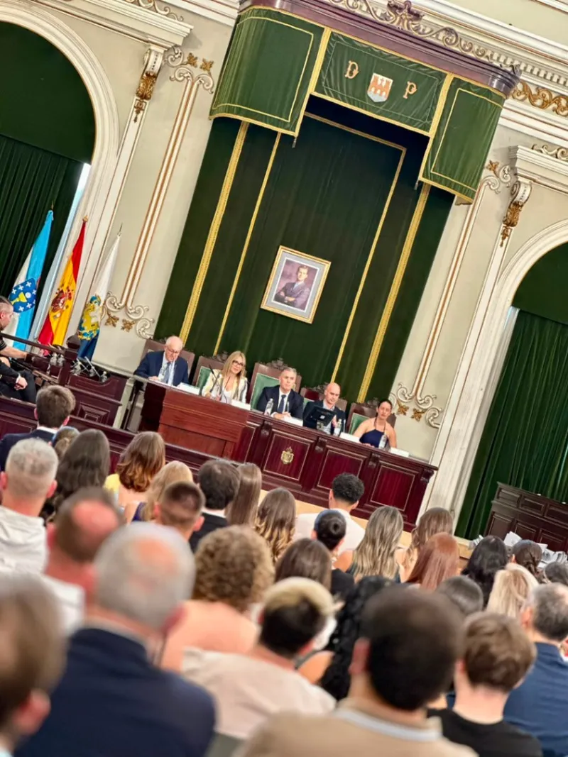 Rafa Domínguez elogia la labor de los enfermeros en el acto de graduación de la Escola de Enfermería