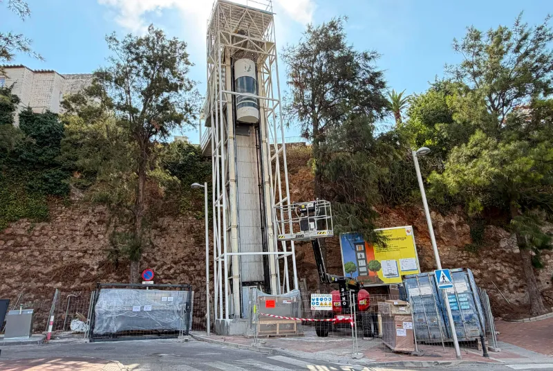Benalmádena amplía hasta noviembre de 2026 la renovación del ascensor panorámico de Santo Domingo