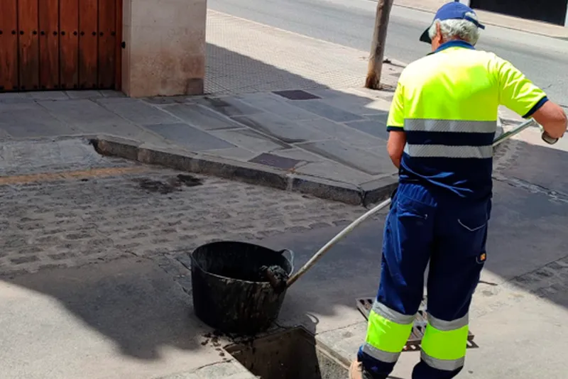 Aguas del Torcal inicia la limpieza de alcantarillas en Antequera para prevenir inundaciones
