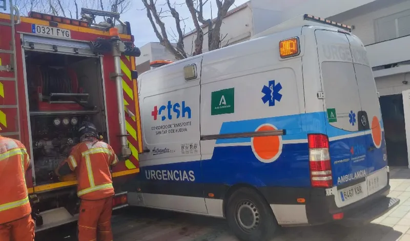 Mujer hospitalizada por inhalación de humo tras un incendio en una chabola de Cartaya
