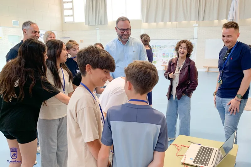 El alcalde de Tomelloso visita el CEIP Maternidad para destacar el programa Erasmus+