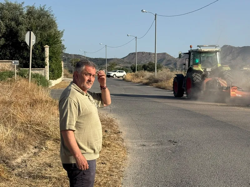 Lorca inicia un operativo de desbroce para limpiar carreteras y caminos rurales