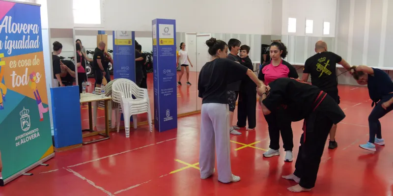 Alovera celebra un taller de defensa personal para mujeres con la Guardia Civil y expertos locales