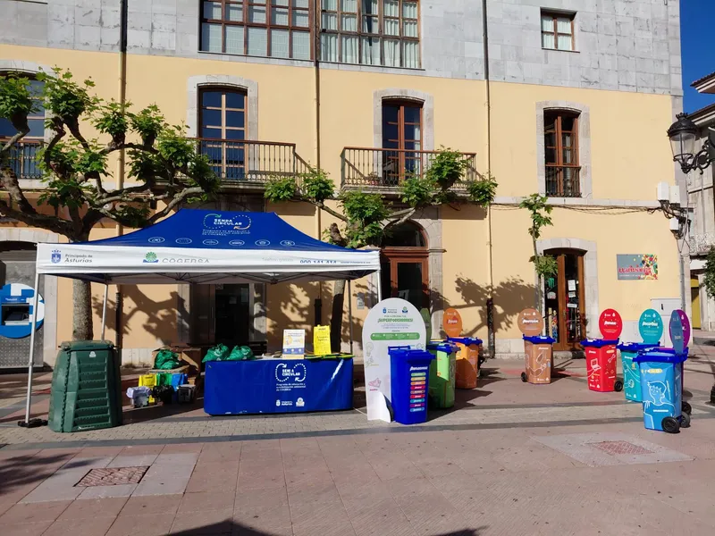 Caso acoge la carpa 'Senda Circular' de COGERSA para concienciar sobre reciclaje