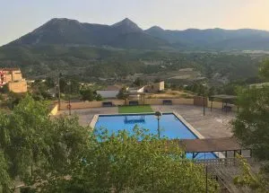 Tibi actualiza horarios y tasas del polideportivo y la piscina municipal para el verano