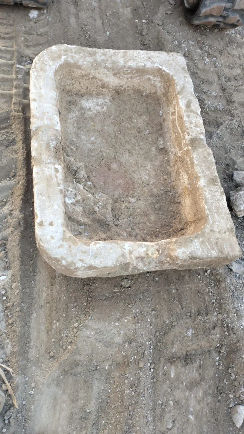 Hallan una antigua pica durante obras en la plaza del Ayuntamiento de Bejís