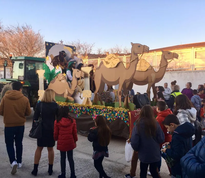 Los Reyes Magos visitan Serradilla repartiendo ilusión y regalos