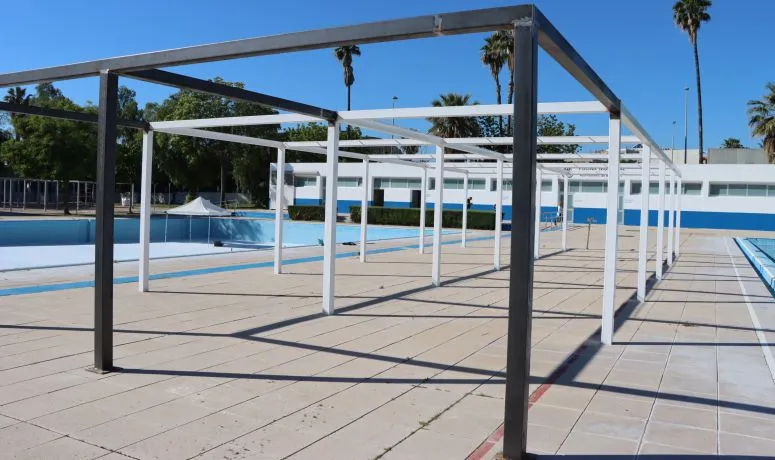 Burjassot ultima la puesta a punto de su piscina de verano con nuevas parcelas y zonas de sombra