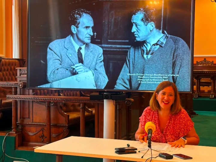 Irun acoge la primera exposición que dialoga entre Chillida y Mendiburu