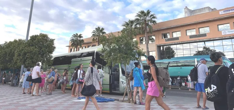 Tomares acerca el verano a 2.600 vecinos con el programa "Jueves a la Playa"