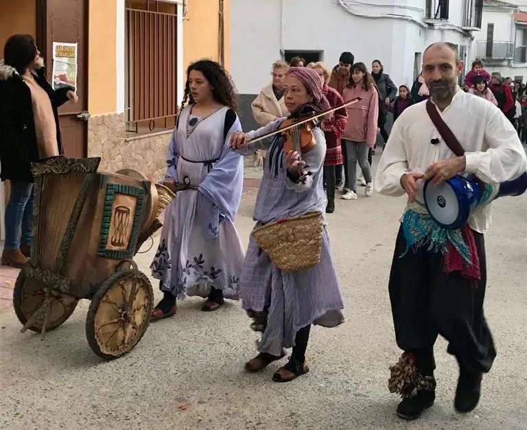 El grupo 'Nueve Musas' deleita a Serradilla con un espectáculo callejero mitológico