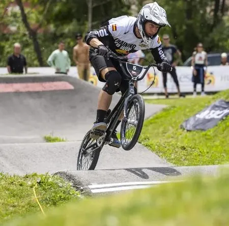 Secastilla celebra un fin de semana deportivo con la inauguración de su pumptrack y una jornada de pickleball