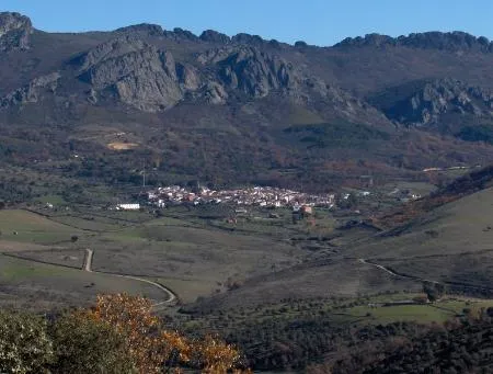 Berzocana presenta su álbum de fotos con imágenes de su patrimonio natural y cultural