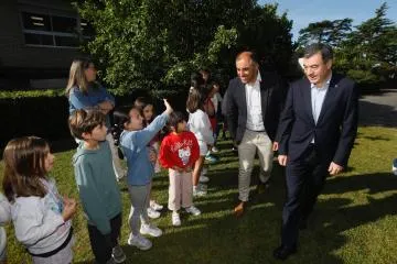 El conselleiro de Educación inaugura el nuevo patio del Colegio de Chancelas en Poio