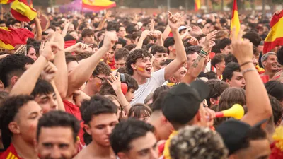 Castelldefels celebra la victoria del Mundial con una multitudinaria fiesta y algunos incidentes