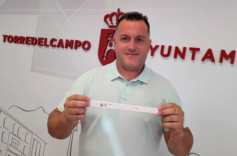 Torredelcampo refuerza la seguridad infantil en la Feria con pulseras identificativas gratuitas