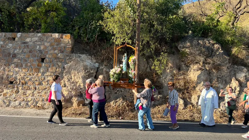 Lanjarón honra a la Virgen del Pilar con misa y procesión en Picardías