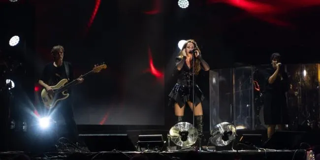 Malú clausura las Fiestas de Los Dolores en Mancha Blanca con un concierto multitudinario