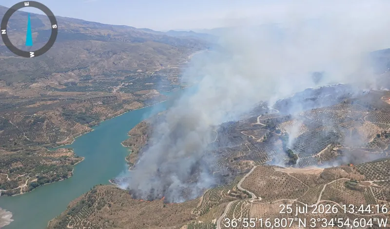 Incendio en Pinos del Valle (Granada): Junta de Andalucía activa fase de emergencia y ordena confinamiento