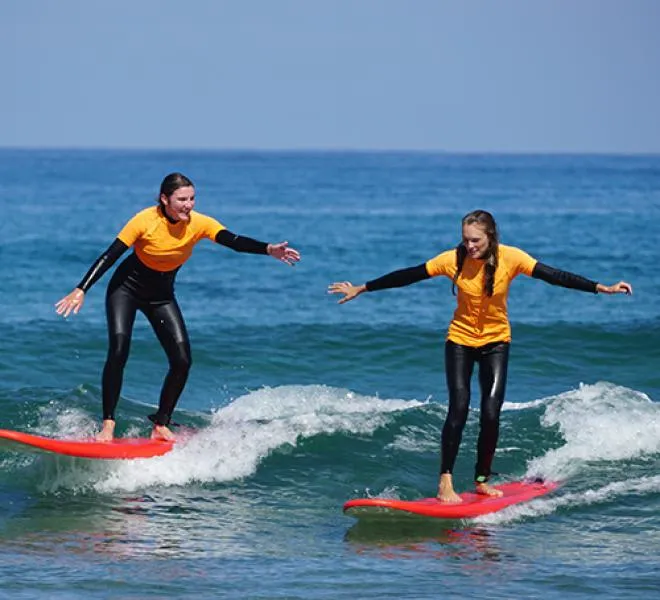 Vega Surf Academy ofrece clases de surf para todos los niveles en Ribadesella