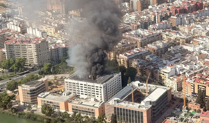Cinco heridos leves por inhalación de humo y quemaduras en un incendio en Sevilla