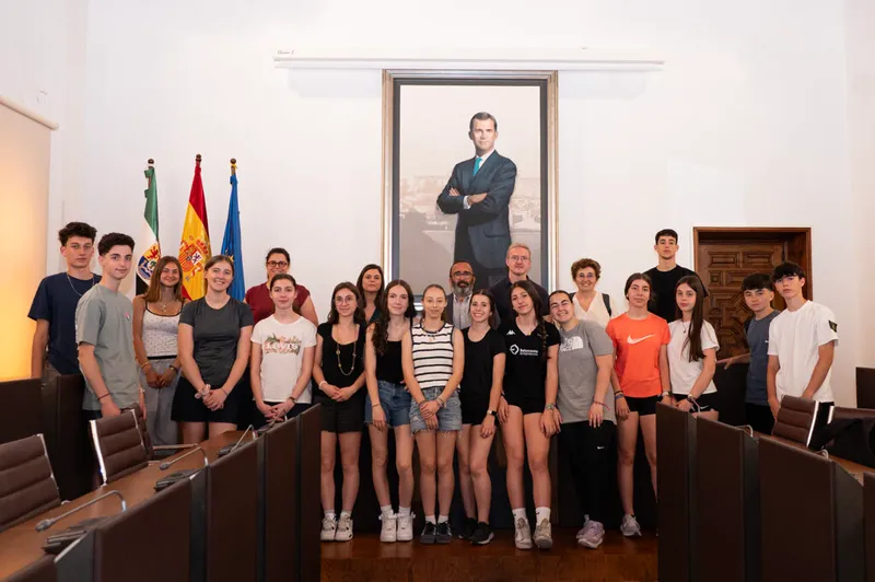 Miguel Ángel Morales recibe a estudiantes franceses y extremeños en la Diputación de Cáceres