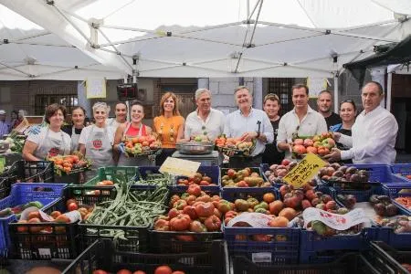 La Diputación de Segovia impulsa la huerta local en la Feria del Tomate de Martín Muñoz de las Posadas