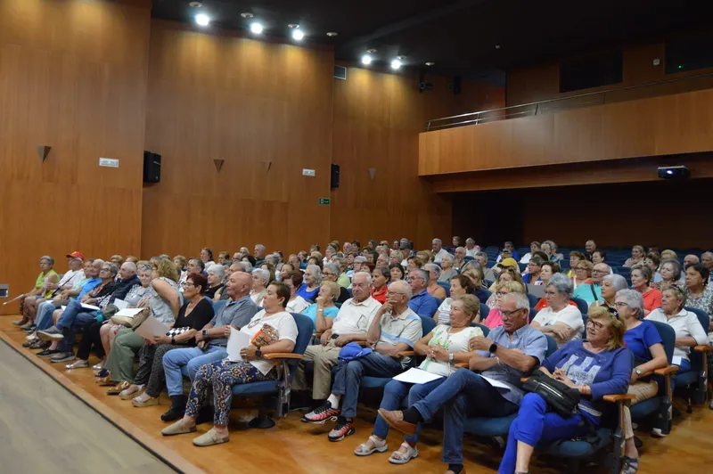 Sanxenxo reconoce a casi 200 mayores por su participación en programas de salud y memoria