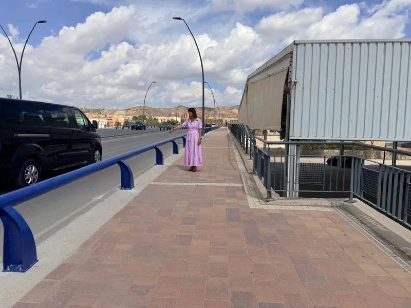 Lorca mejora la seguridad vial en la Avenida Alcalde Leoncio Collado con una nueva barrera metálica