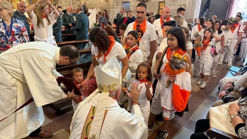 Fraga honra a su patrona con una multitudinaria ofrenda floral y misa baturra