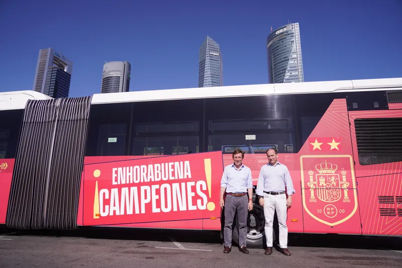EMT Madrid celebra el segundo Mundial de España con un autobús conmemorativo