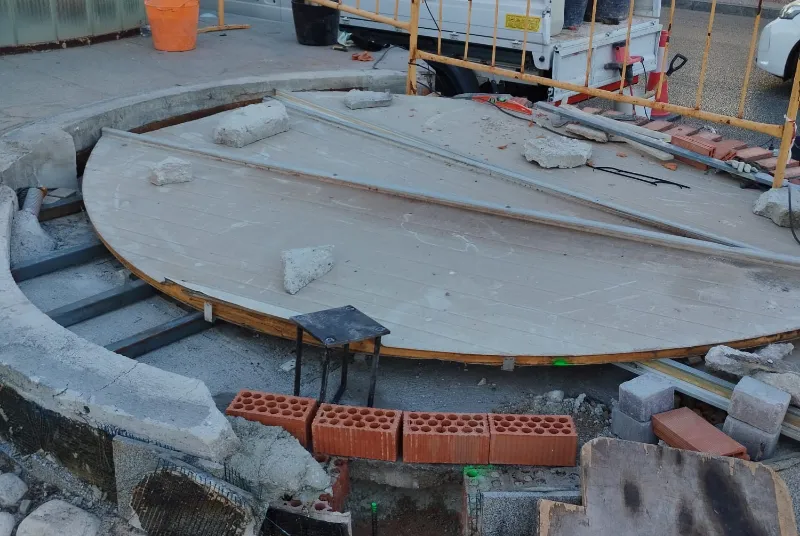 Benalmádena repara la rotonda de Plaza Solymar con medios propios tras un accidente