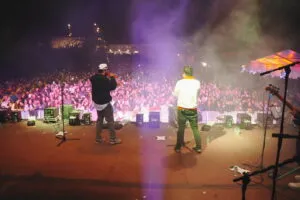 Miles de personas vibran con el concierto de Cali & el Dandee en Mos