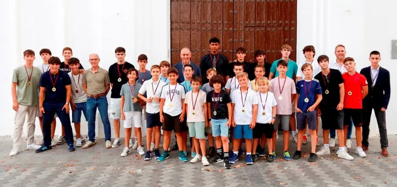 Tomares homenajea a sus equipos de fútbol sala alevín y juvenil por su exitosa temporada