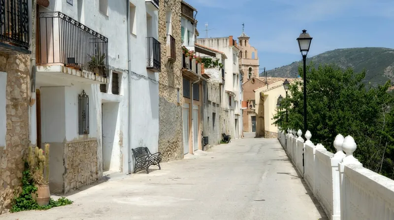 Benimassot, el mirador de la Serrella, invita a descubrir su encanto rural y su historia