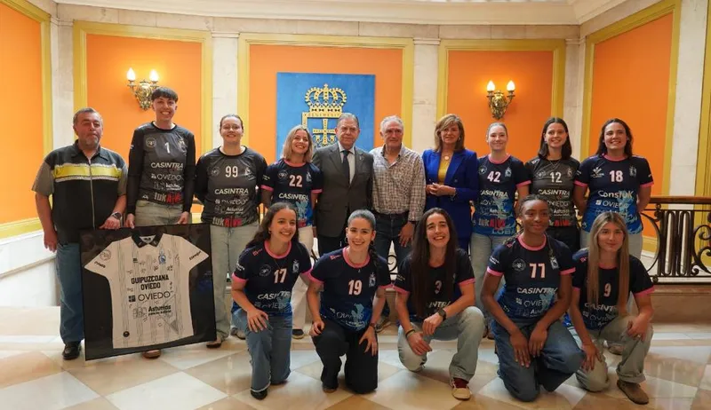 El Alcalde de Oviedo recibe al equipo de balonmano Lobas Global Atac tras su ascenso a la élite