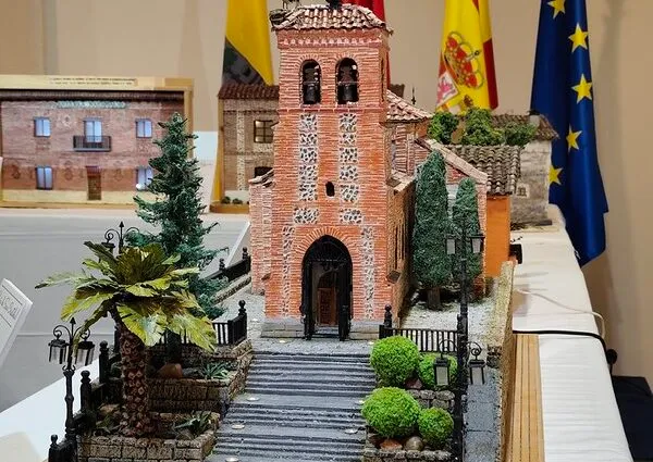 Alalpardo expone 12 maquetas del patrimonio local creadas por un vecino