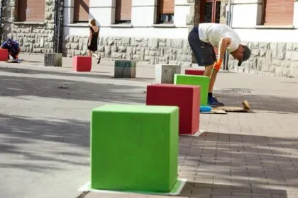 Vitoria-Gasteiz transforma bolardos en lápices para mejorar la accesibilidad visual