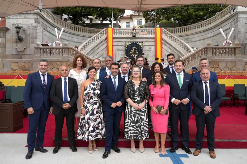 El Rey Felipe VI preside la jura de bandera y entrega de despachos en la Escuela Naval Militar de Marín