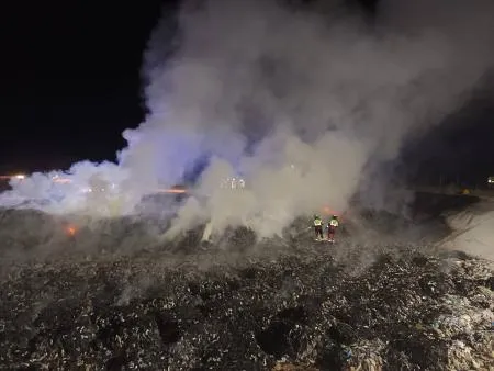 Bomberos de la Diputación sofocan incendio en el Centro de Reciclaje de Los Huertos