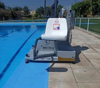 Tarazona mejora la accesibilidad de su piscina municipal con una silla hidráulica