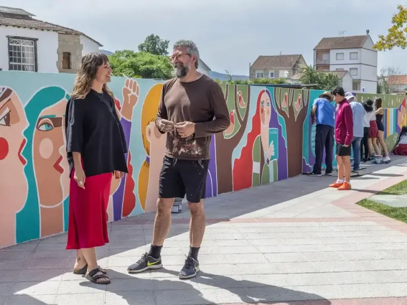 Uxía Senlle rinde homenaje a Begoña Caamaño en Verín ante 200 estudiantes