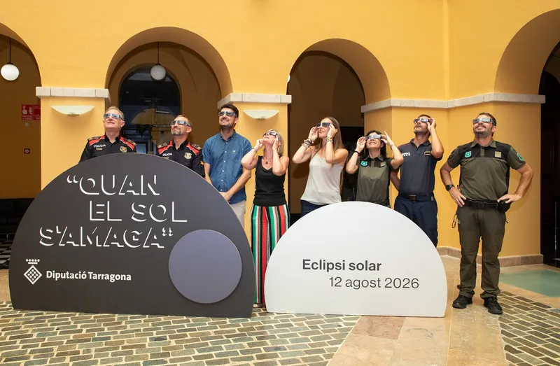 La Diputació de Tarragona reparteix 2.200 ulleres per a l'eclipsi solar entre cossos de seguretat