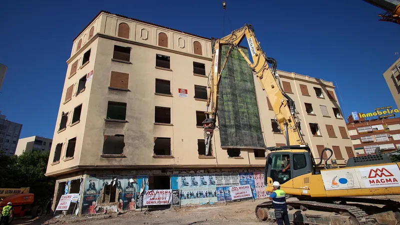 Valencia inicia el derribo del edificio 'Chernóbil' en Campanar para crear viviendas y zonas verdes