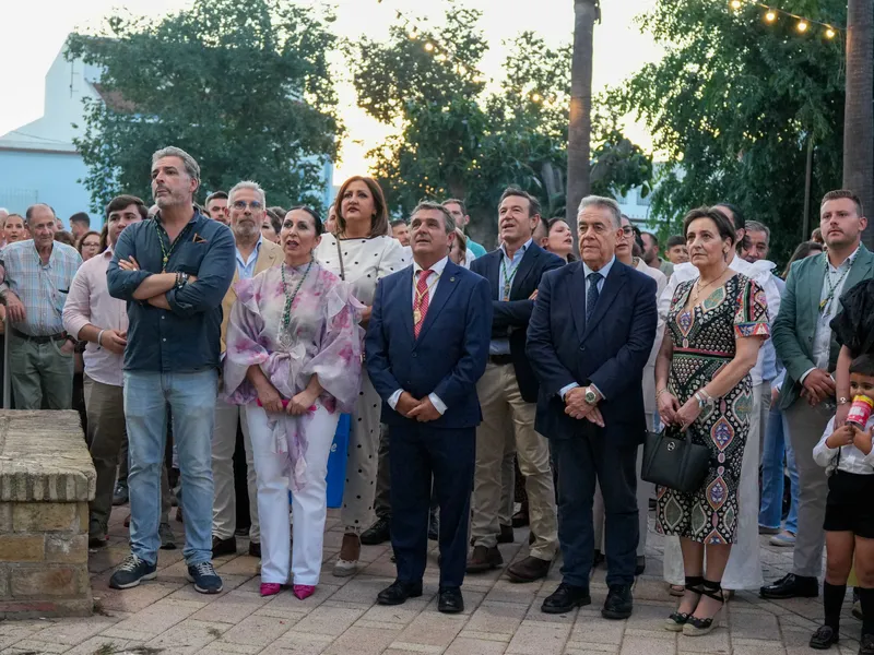 Almonte inmortaliza al Hermano Mayor del Rocío 2026 con un azulejo conmemorativo