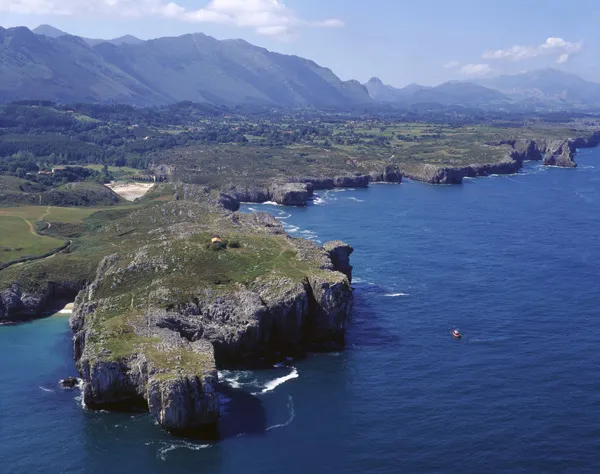 Llanes desvela la riqueza de sus valles costeros y de interior