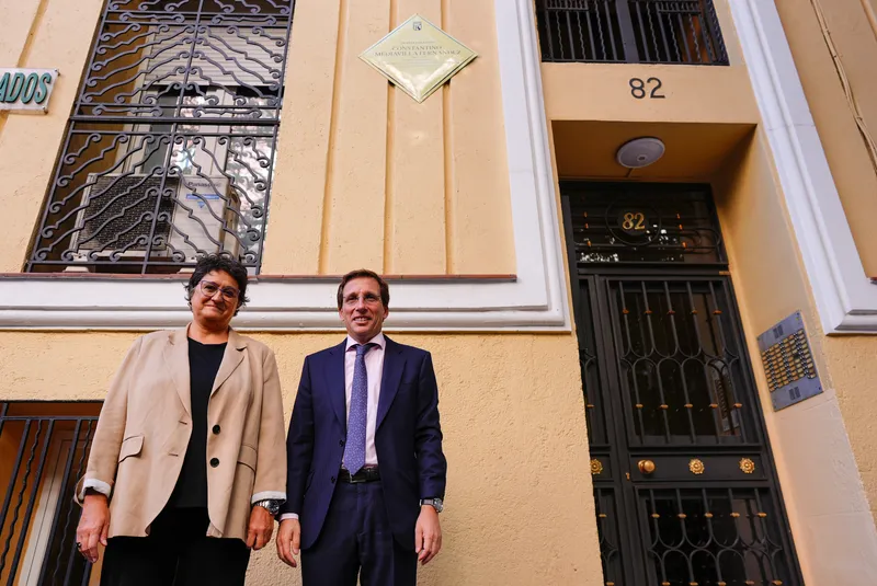 Madrid honra al periodista y Cronista de la Villa Constantino Mediavilla con una placa
