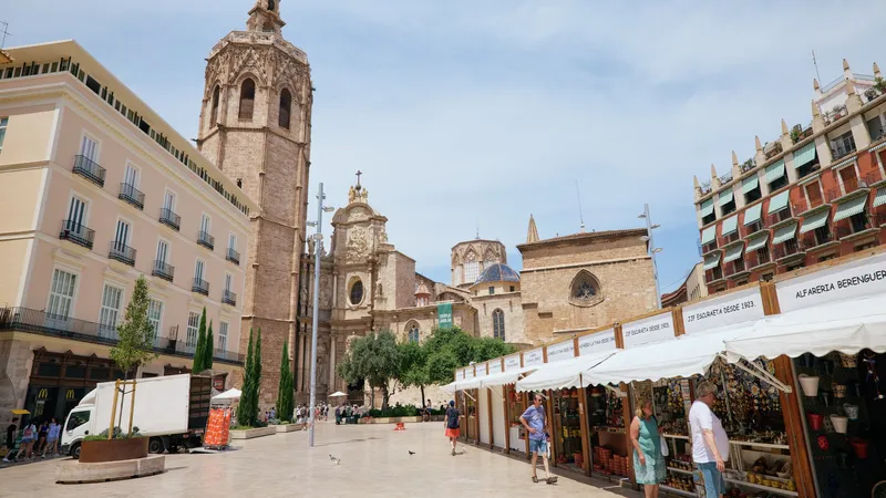 Valencia celebra la tradicional Escuraeta en la Plaza de la Reina