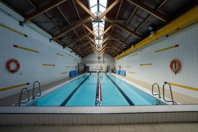 Oleiros detalla la oferta de piscinas y gimnasios municipales